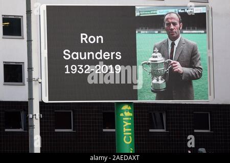 Norwich, Royaume-Uni. Le 08 mai 2019. Un hommage à Ron Saunders avant le premier match de championnat entre Norwich City et Sheffield United à Carrow Road Le 8 décembre 2019 à Norwich, Angleterre. (Photo par Mick Kearns/phcimages.com) : PHC Crédit Images/Alamy Live News Banque D'Images