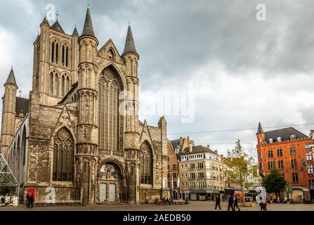 Centre historique de la ville de Gand avec façade de la cathédrale Saint Nicolas, Région flamande, Belgique Banque D'Images