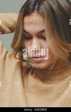 Close up portrait of a young Beautiful woman avec de nombreux grains de beauté ou des taches sur le visage. Image tonique, selective focus. Banque D'Images