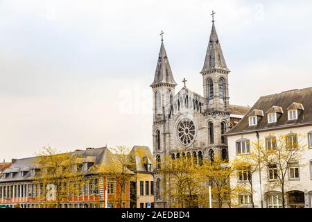 Avec la rue de l'église des Rédemptoristes de Tournai, Belgique, Région Wallonne Banque D'Images