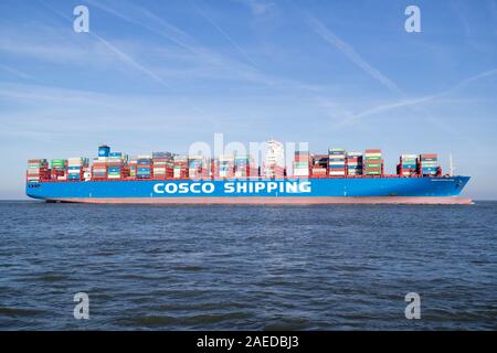 COSCO SHIPPING le bélier sur l'Elbe. COSCO est un voyage d'état chinoise et des services de logistique de l'entreprise fournisseur. Banque D'Images