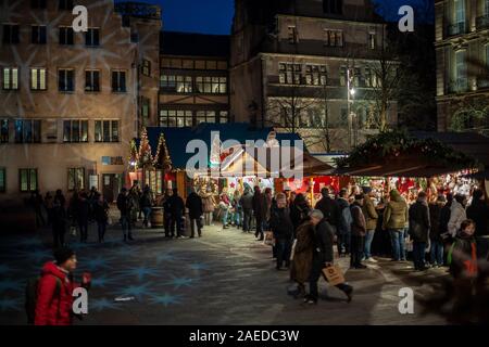 Strasbourg, France - Dec 20, 2016 : scène de nuit avec rangée de stalles du marché chalets avec plusieurs jouets et souvenirs en vente à la place de la Cathédrale Notre-Dame Banque D'Images