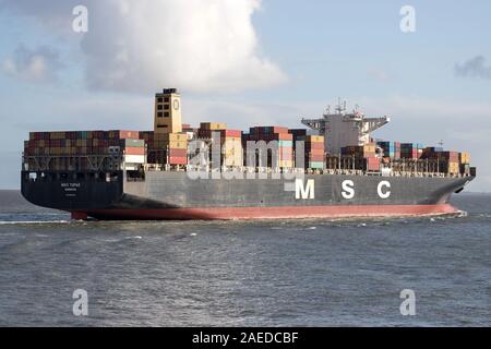 Porte-conteneurs MSC TOPAZ sur l'Elbe. Le SMC est la deuxième plus importante compagnie de navigation maritime en termes de conteneurs de capacité. Banque D'Images