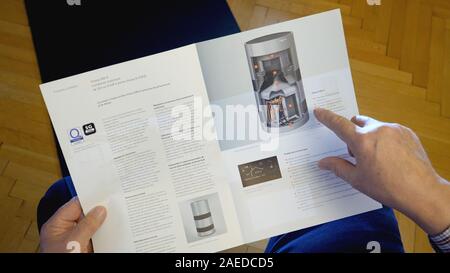 Paris, France - Sep 13, 2019 : part à la recherche à la brochure commerciale catalogue avec Vitocal 300 Split une pompe à chaleur eau air fabriqué par Viessman Banque D'Images