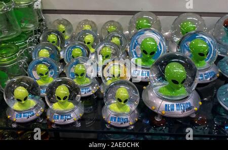 'Nouveau Mexique ou bust' snow globes avec des étrangers Banque D'Images