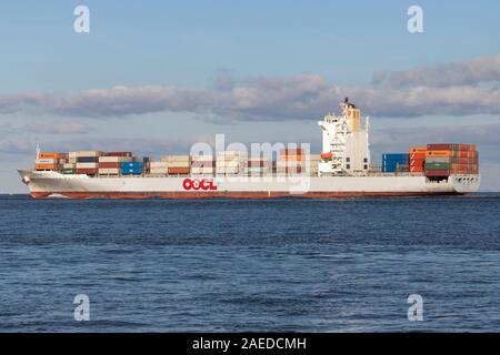 Conteneurs OOCL OOCL KOBE sur l'Elbe Banque D'Images