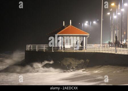 Aberystwyth, Ceredigion, pays de Galles, Royaume-Uni. 8 décembre 2019.Storm Atiyah frappe la côte ouest du pays de Galles, des coups de vent sont attendus les rafales à 70 mph, une alerte jaune est en place avec des dommages aux structures et propriétés possibles : Crédit : mike davies/Alamy Live News Banque D'Images