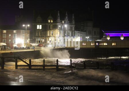 Aberystwyth, Ceredigion, pays de Galles, Royaume-Uni. 8 décembre 2019.Storm Atiyah frappe la côte ouest du pays de Galles, des coups de vent sont attendus les rafales à 70 mph, une alerte jaune est en place avec des dommages aux structures et propriétés possibles : Crédit : mike davies/Alamy Live News Banque D'Images