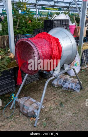 Un arbre de Noël arbre de Noël ou la machine de compensation du tube de compensation d'un outil utilisé pour emballer les arbres de Noël autour des filets pour le transport de l'aide Banque D'Images