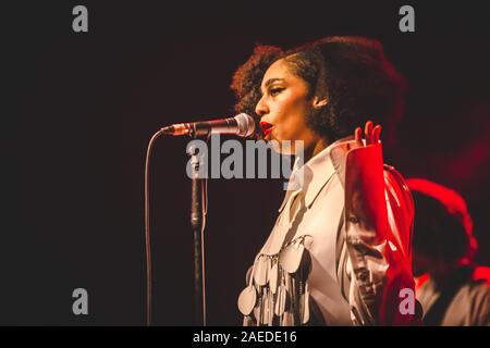 Celeste Epiphanie Waite (né le 5 mai 1994) connu comme mononymously Celeste, est une chanteuse américano-britannique le néo-interprète. Depuis 2017, Celeste a publié deux extended plays et huit des célibataires et s'est lancé dans deux tours de garniture de l'Europe et les États-Unis respectivement. Elle a participé à certains des plus grands festivals d'Europe tels que Glastonbury, Primavera Sound, et journée de terrain.Waite a été nommé Artiste de l'introduction de la musique de la BBC de 2019, et se verra accorder le Critics' Choice Award au Brit Awards 2020, un prix déjà couronné par des noms comme Adele, Sam Smith, Ellie Goulding et Fl Banque D'Images