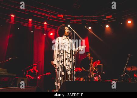 Celeste Epiphanie Waite (né le 5 mai 1994) connu comme mononymously Celeste, est une chanteuse américano-britannique le néo-interprète. Depuis 2017, Celeste a publié deux extended plays et huit des célibataires et s'est lancé dans deux tours de garniture de l'Europe et les États-Unis respectivement. Elle a participé à certains des plus grands festivals d'Europe tels que Glastonbury, Primavera Sound, et journée de terrain.Waite a été nommé Artiste de l'introduction de la musique de la BBC de 2019, et se verra accorder le Critics' Choice Award au Brit Awards 2020, un prix déjà couronné par des noms comme Adele, Sam Smith, Ellie Goulding et Fl Banque D'Images