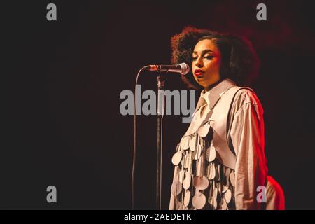 Celeste Epiphanie Waite (né le 5 mai 1994) connu comme mononymously Celeste, est une chanteuse américano-britannique le néo-interprète. Depuis 2017, Celeste a publié deux extended plays et huit des célibataires et s'est lancé dans deux tours de garniture de l'Europe et les États-Unis respectivement. Elle a participé à certains des plus grands festivals d'Europe tels que Glastonbury, Primavera Sound, et journée de terrain.Waite a été nommé Artiste de l'introduction de la musique de la BBC de 2019, et se verra accorder le Critics' Choice Award au Brit Awards 2020, un prix déjà couronné par des noms comme Adele, Sam Smith, Ellie Goulding et Fl Banque D'Images