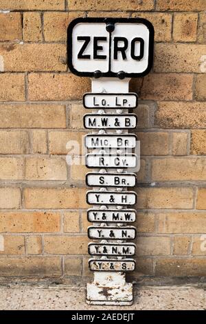 Chemin de fer de l'Est du Nord réplique après zéro dans la gare de York, England, UK Banque D'Images