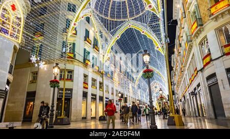 Malaga, Espagne - 10 décembre 2017 : Les gens de marcher sur la rue Calle Marques de Larios, décorées avec des décorations de Noël. La plupart des piétons populaires str Banque D'Images