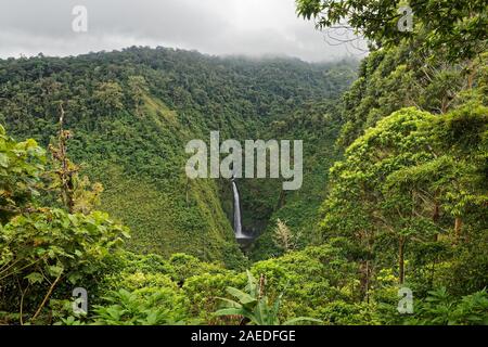 Costa Rica San Fernando Cascade dans la forêt de nuage, vert jungle, vue à partir de l'air et de la colline. Banque D'Images