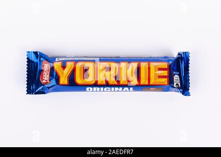 Une barre de chocolat Nestle Yorkie tourné sur un fond blanc. Banque D'Images