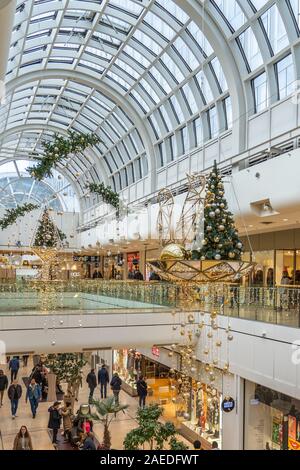 Paris, France - 8 décembre : Parisiens faire du shopping dans le centre commercial Les quatre temps avec des lumières de Noël decoratioin mis sur Banque D'Images