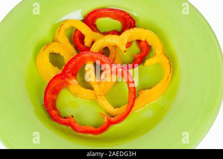 Tranches de poivrons rouge et jaune citron vert servi sur une plaque. Banque D'Images