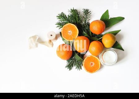 Fête de Noël toujours floral la vie. Composition décorative de la mandarine agrumes et de feuilles, branches de sapins, ruban de soie et jar candle Banque D'Images