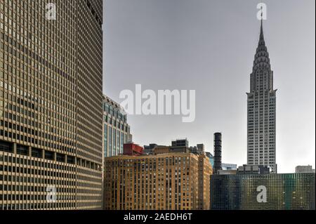 View of skyscrapers le long de la skyline de New York au cours de la journée. Banque D'Images