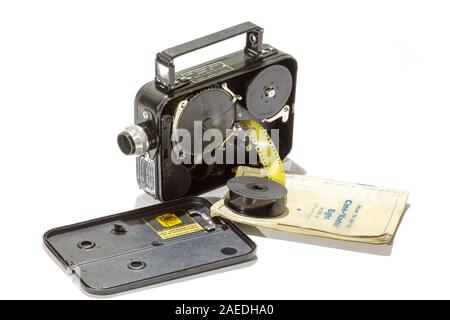 Cine Kodak huit modèle 20 appareil photo à film de 8 mm des années 1930. Avec un rouleau de film de 8 mm et un manuel d'instructions. Appareil photo amateur utilisé dans les années 1930 et 1940. Banque D'Images