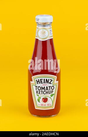 Une bouteille de ketchup Heinz tourné sur un fond jaune. Banque D'Images