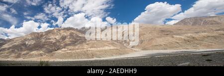 Vue panoramique de fleuves Shyok valley au Ladakh, Inde du nord Banque D'Images