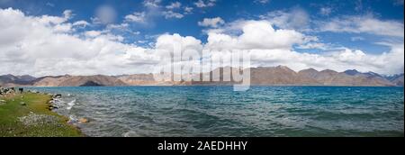 Vue panoramique de Pangong lake au Ladakh, Inde. Banque D'Images