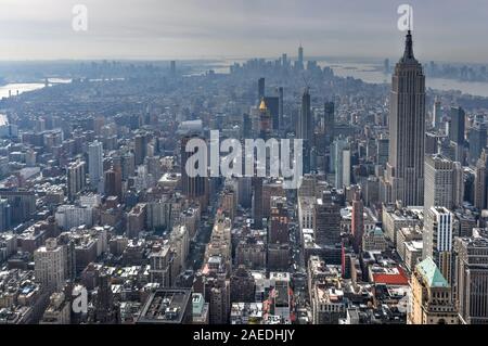 View of skyscrapers le long de la skyline de New York au cours de la journée. Banque D'Images