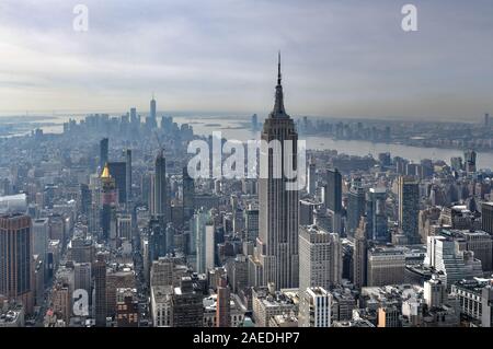 View of skyscrapers le long de la skyline de New York au cours de la journée. Banque D'Images