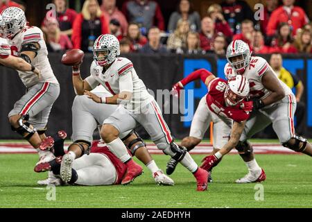 Indianapolis, Indiana, USA. 7 Décembre, 2019. Ohio State Buckeyes quarterback Justin les champs (1) s'exécute avec la balle dans la seconde moitié du match entre le Wisconsin Badgers et l'Ohio State Buckeyes au Lucas Oil Stadium, Indianapolis, Indiana. Crédit : Scott Stuart/ZUMA/Alamy Fil Live News Banque D'Images