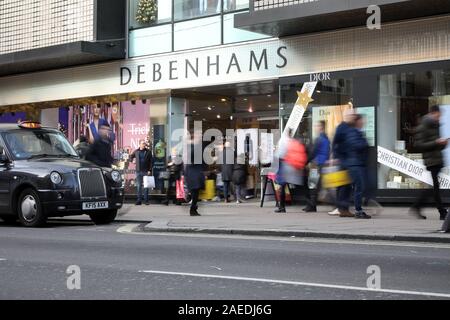 Londres, Royaume-Uni. 07Th Dec, 2019. Oxford Street est emballé avec des acheteurs de Noël à Londres. Il y a seulement trois week-ends pour les gens de gauche et recevez des cadeaux pour Noël, et beaucoup de magasins offrent des réductions d'obtenir la coutume. Oxford Street, Londres, Royaume-Uni, le 7 décembre 2019 Crédit : Paul Marriott/Alamy Live News Banque D'Images