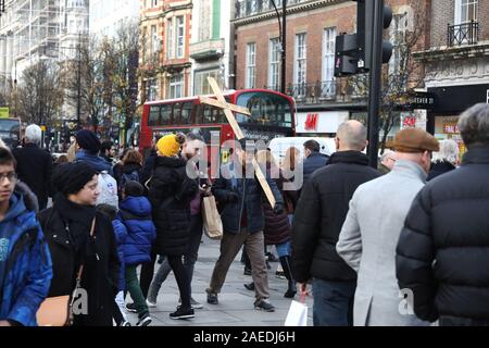 Londres, Royaume-Uni. 07Th Dec, 2019. Oxford Street est emballé avec des acheteurs de Noël à Londres. Il y a seulement trois week-ends pour les gens de gauche et recevez des cadeaux pour Noël, et beaucoup de magasins offrent des réductions d'obtenir la coutume. Oxford Street, Londres, Royaume-Uni, le 7 décembre 2019 Crédit : Paul Marriott/Alamy Live News Banque D'Images