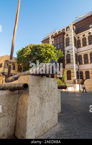 Avis de canon en face de la maison de ville, Nasseef coral Souk al Alawi Street dans le quartier historique de al Balad, Jeddah, Arabie saoudite, KSA Banque D'Images