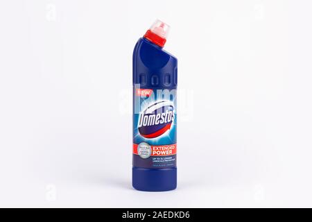 Une bouteille d'eau de javel Domestos tourné sur un fond blanc. Banque D'Images