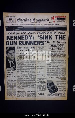 La première page du journal Evening Standard (réplique) du 23 octobre 1962 pendant la crise des missiles cubains et la Guerre froide. Banque D'Images