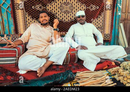 Deux hommes arabe vendre miswak brindilles le nettoyage des dents sur le marché Souk Baab Makkah street à l'historic district Al Balad à Jeddah, Arabie saoudite, Arabie Saoudite Banque D'Images