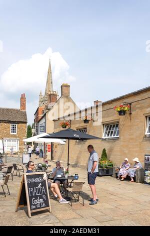 Café en plein air dans la région de Market Place, Oakham, Rutland, Angleterre, Royaume-Uni Banque D'Images