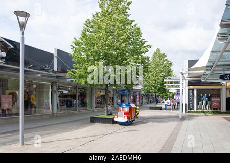 Magasins de mode dans 32 commerces du port franc, Carwood Road, Glasshoughton, Castleford, West Yorkshire, England, United Kingdom Banque D'Images