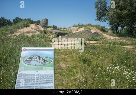 Merida, Espagne - 6 mai 2018 : l'information de bord ot Dolmen de Lacara, la plus grande sépulture mégalithique en Estrémadure. Espagne Banque D'Images