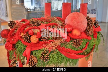 Couronne de Noël avec des bougies, des boules rouges et des pommes de pins. Banque D'Images