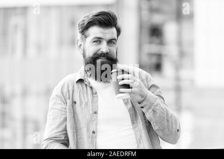 Faire de sip. Grandes idées viennent d'un très bon café. L'homme de boire du café à emporter. Homme barbu vous détendre en plein air. Pause café concept. Accro à la caféine. Le café du matin. Hipster matures profiter de boissons chaudes. Banque D'Images