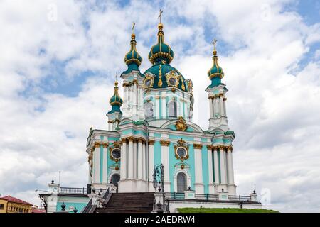 Vue de Saint Andrew's Church et Andreevska street à partir de ci-dessus, paysage urbain de Podol district, ville de Kiev (Kyiv), l'Ukraine. Banque D'Images