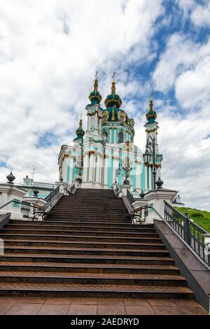 Vue de Saint Andrew's Church et Andreevska street à partir de ci-dessus, paysage urbain de Podol district, ville de Kiev (Kyiv), l'Ukraine. Banque D'Images