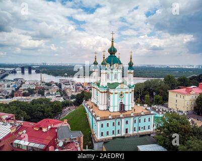 Vue de dessus de l'antenne de Saint Andrew's Church et Andreevska street à partir de ci-dessus, paysage urbain de Podol district, ville de Kiev (Kyiv), l'Ukraine. Banque D'Images