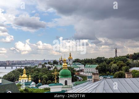 Dômes dorés à la Laure de Pechersk de Kiev Monastère tourné au coucher du soleil à Kiev, Ukraine. Banque D'Images