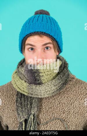 Sensation de malaise et de froid. Il a attrapé un rhume. homme pulls fashion. Les hommes pauvres. accessoire en tricot homme sans domicile. l'homme congelé une sensation de froid en hiver. pas de grippe. hiver prévisions météo. guy porter des vêtements chauds. Banque D'Images