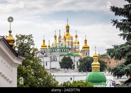 Dômes dorés à la Laure de Pechersk de Kiev Monastère tourné au coucher du soleil à Kiev, Ukraine. Banque D'Images