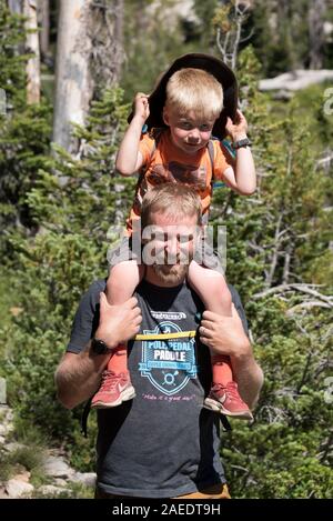 Père portant son fils sur une randonnée dans la région de Idaho's Celebrations. Banque D'Images