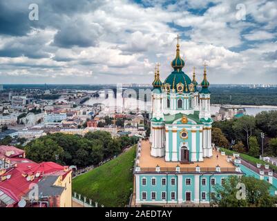 Vue de dessus de l'antenne de Saint Andrew's Church et Andreevska street à partir de ci-dessus, paysage urbain de Podol district, ville de Kiev (Kyiv), l'Ukraine. Banque D'Images